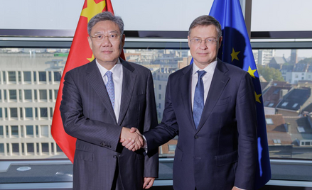 Wiceprzewodniczący KE Valdis Dombrovskis i chiński ministr handlu Wang Wentao