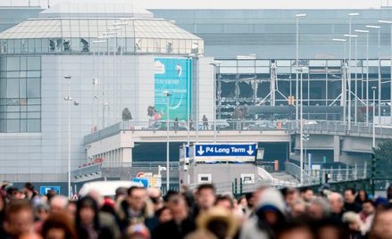 Ewakuacja brukselskiego lotniska po zamachu 22 marca 2016. Wysadzili się tam Najim Laachraoui i Ibra