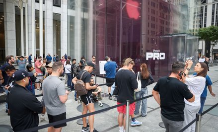 Początek sprzedaży iPhone'a 18 jest bardzo obiecujący. Apple liczy na to, że i po kolejny produkt bę