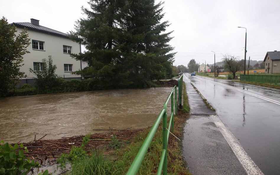 Zalane ulice we wsi Zebrzydowice na Śląsku, W województwie obowiązują ostrzeżenia pierwszego stopnia