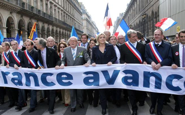 1 maja w Paryżu. Maszeruje francuski Front Narodowy, na czele przywódczyni Marine Le Pen z ojcem