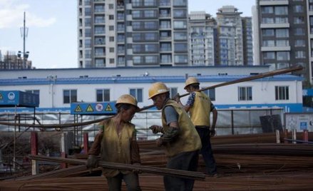 Chiny zwalniają, globalna wyprzedaż nabiera tempa