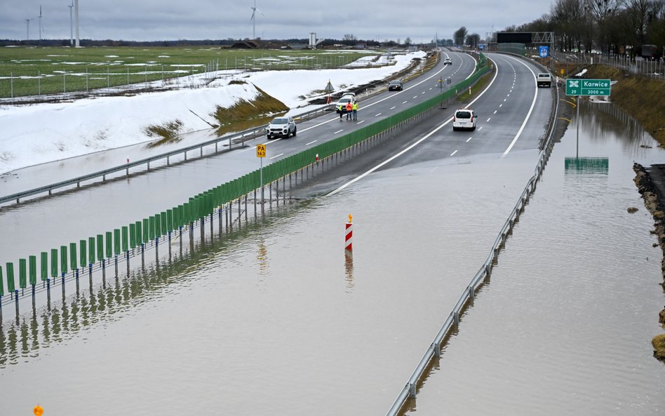 Polska doświadcza skutków odwilży. Na zdjęciu zalana trasa S6