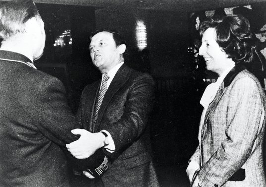 Ambasador PRL Zdzisław Rurarz wraz z małżonką składają Dmitrijowi Polanskiemu gratulacje z okazji ob