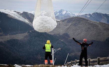 Francja: Śnieg na stoki przetransportowano helikopterami
