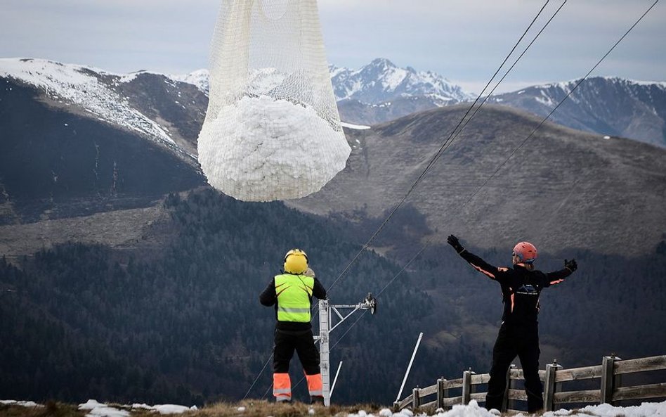 Francja: Śnieg na stoki przetransportowano helikopterami