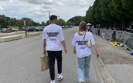 Fani Quebonafide w okolicznościowych koszulkach, zmierzający w stronę PGE Narodowego