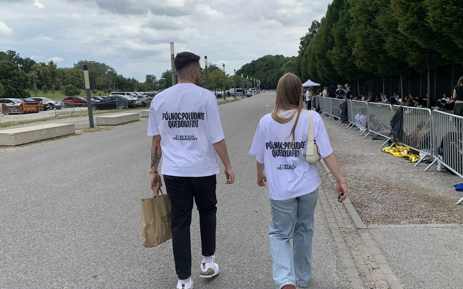 Fani Quebonafide w okolicznościowych koszulkach, zmierzający w stronę PGE Narodowego