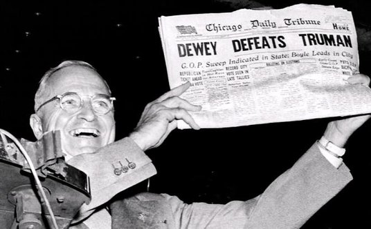 Rozbawiony prezydent Harry Truman pokazuje pierwszą stronę „Chicago Daily Tribune” z 3 listopada 194
