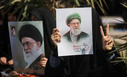 Antyizraelski i antyamerykański wiec w Teheranie. Protestujący z portretami ajatollaha Alego Chamene