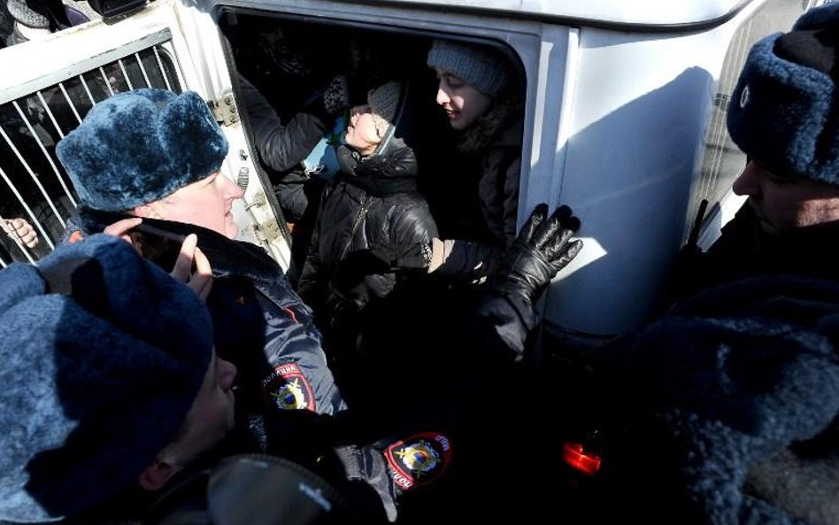 Protesty przeciwników spotkania w Petersburgu