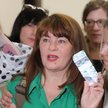 Aktywistka Justyna Wydrzyńska na korytarzu Sądu Okręgowego w Warszawie