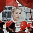 W Kijowie pełno jest plakatów wzywających do uwolnienia Julii Tymoszenko. Na zdjęciu: w tle pierwszo