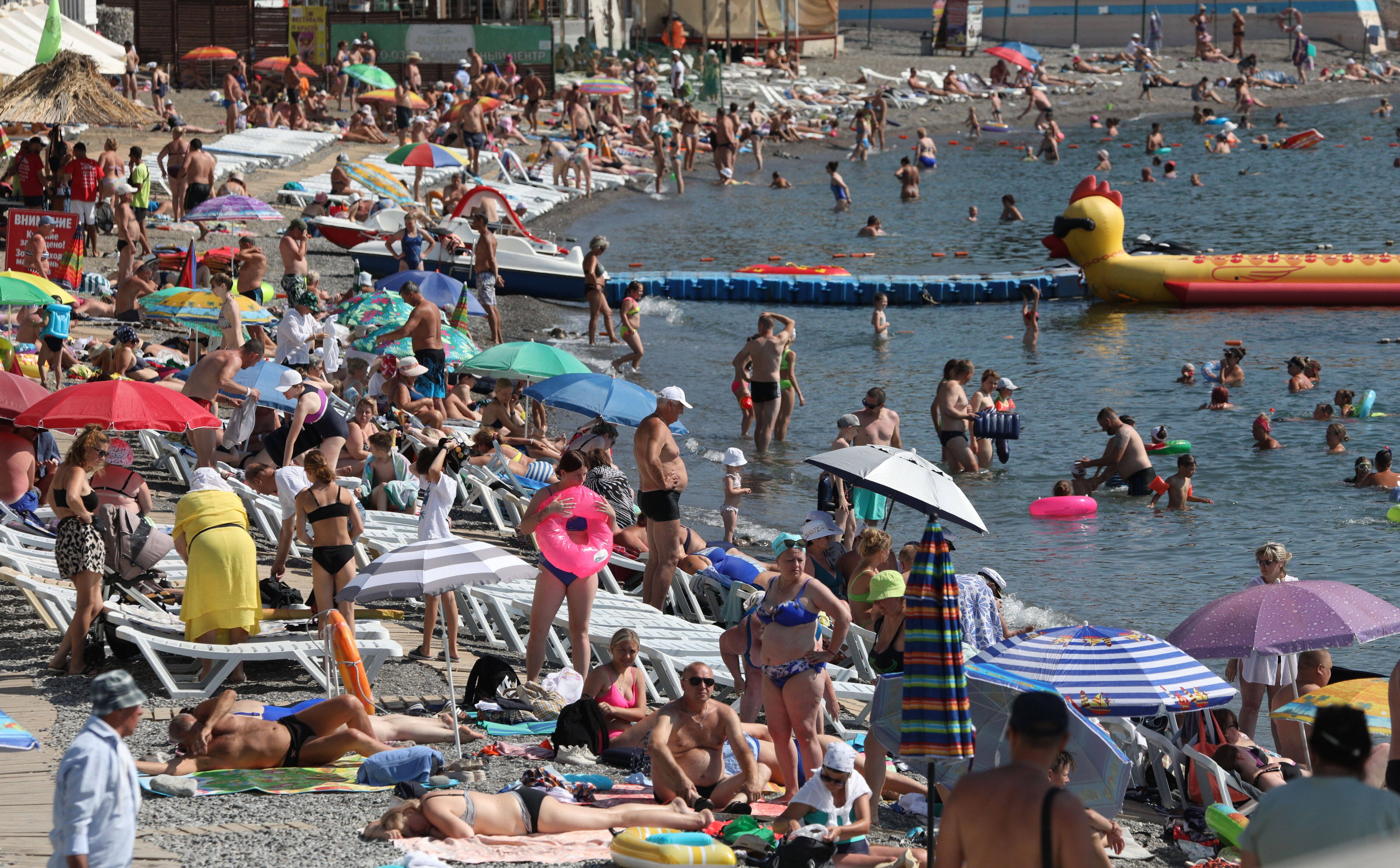 Holidays in occupied Crimea, in Donetsk or Mariupol? The Kremlin invites!