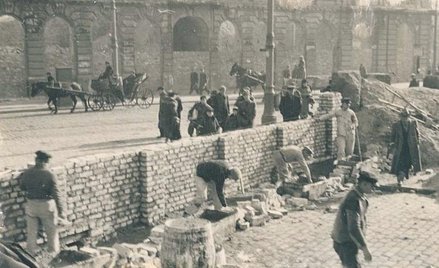 Budowa muru warszawskiego getta na ul. Grzybowskiej przy Granicznej