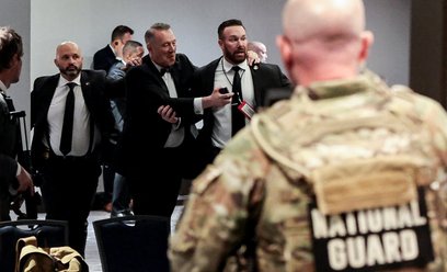 Prezydenta USA i jego współpracowników Secret Service gwałtownie ewakuowała ze sceny na sali.