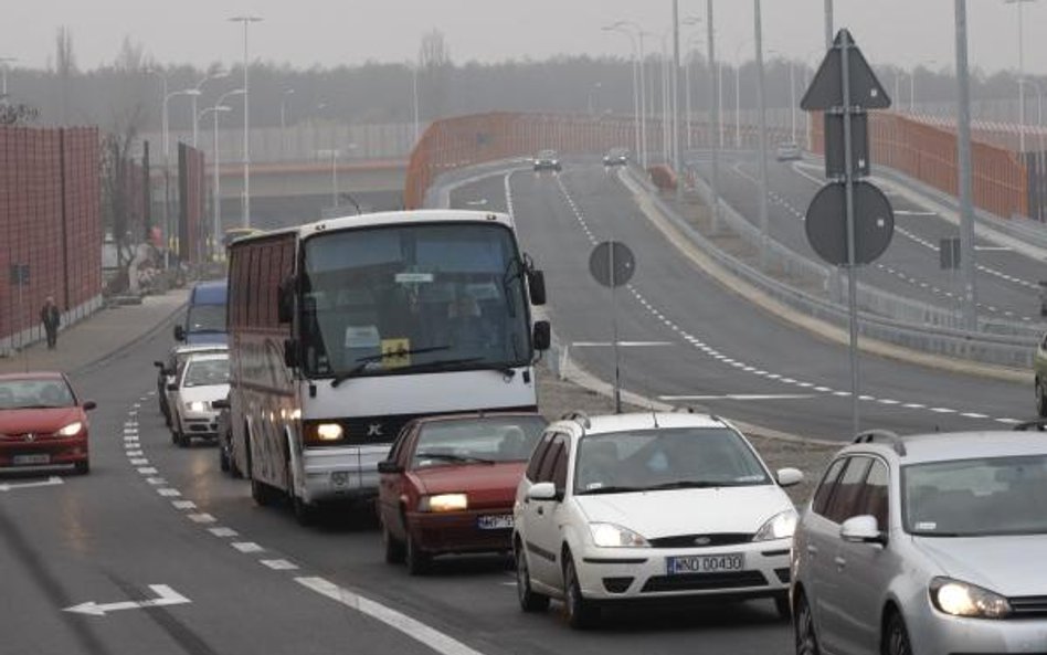 Autokar z dziećmi na skarpie