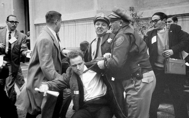 Mario Savio szarpie się z policjantami, którzy chcą go aresztować w trakcie protestów studenckich na