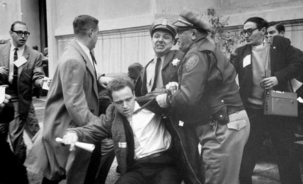 Mario Savio szarpie się z policjantami, którzy chcą go aresztować w trakcie protestów studenckich na