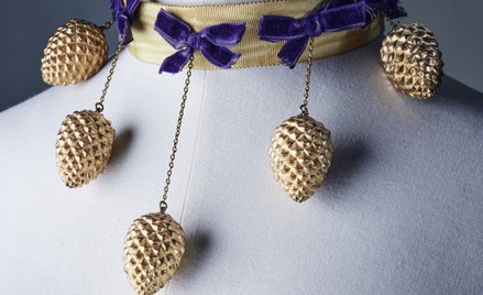 Choker Schiaparelli z 1938 roku. Jeden z eksponatów, które można oglądać w V&A Museum.