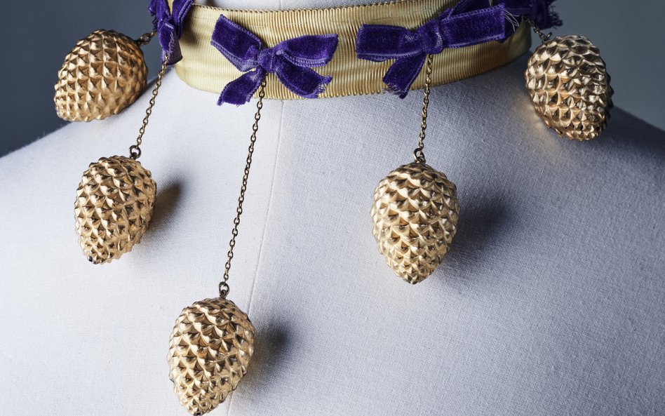 Choker Schiaparelli z 1938 roku. Jeden z eksponatów, które można oglądać w V&A Museum.