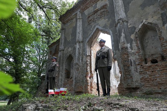 Warta honorowa żołnierzy Wojska Polskiego na cmentarzu w Ołyce, gdzie zachowały się polskie groby. W