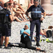 Francja. Policjanci wymusili na muzułmance, aby ściągnęła burkini
