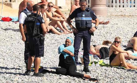 Francja. Policjanci wymusili na muzułmance, aby ściągnęła burkini