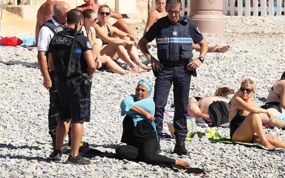 Francja. Policjanci wymusili na muzułmance, aby ściągnęła burkini