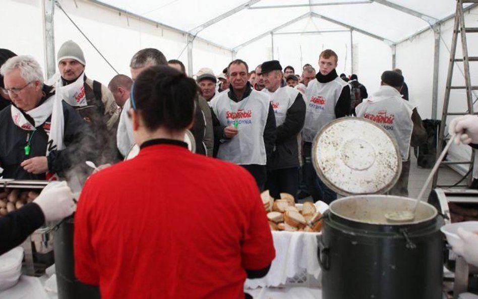 Od poniedziałku NSZZ „Solidarność” pikietuje przed Kancelarią Premiera. W emerytalnym miasteczku cod