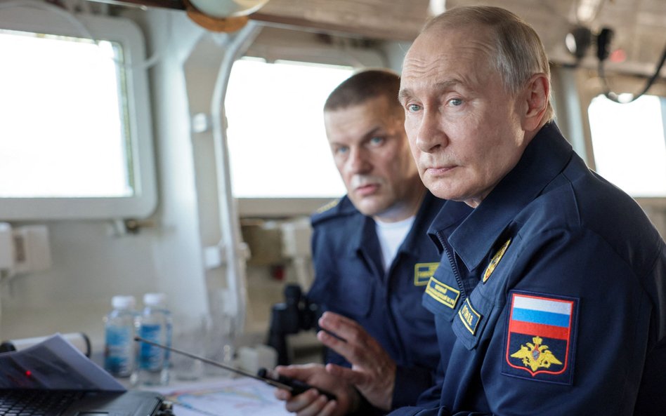 Władimir Putin na pokładzie rosyjskiego krążownika rakietowego Wariag