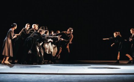 Oto obchodzimy Dziady – na pierwszym planie Marcin Przybylski, Guślarz