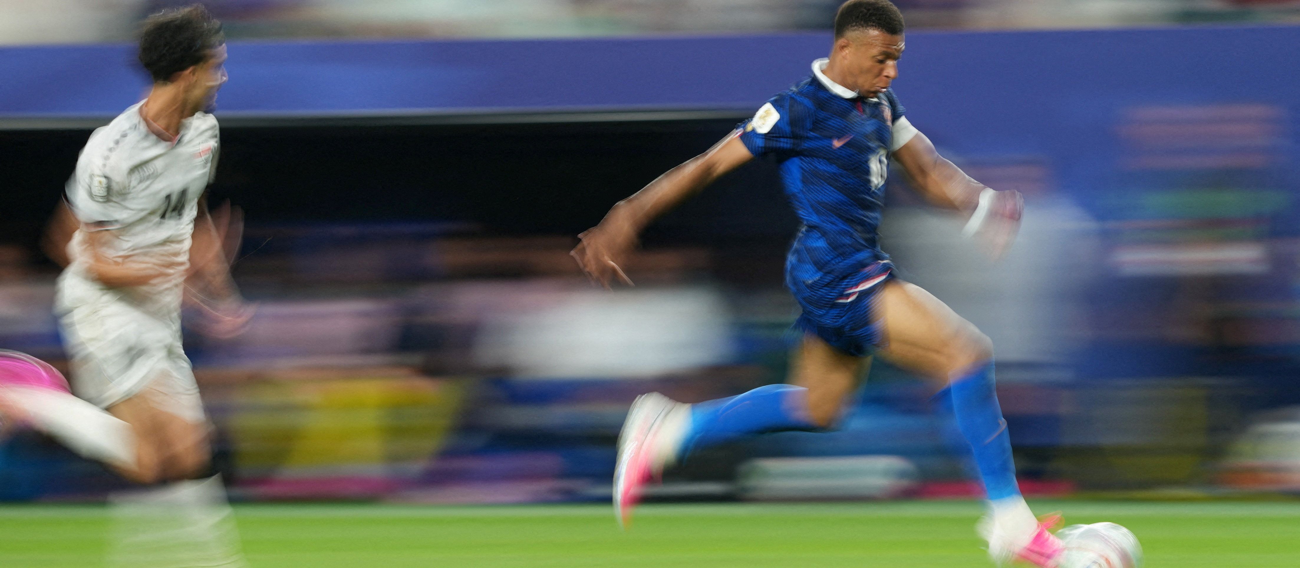 Kylian Mbappe ruszył w pościg za Lionelem Messim. Burza przerwała mecz Francja–Irak