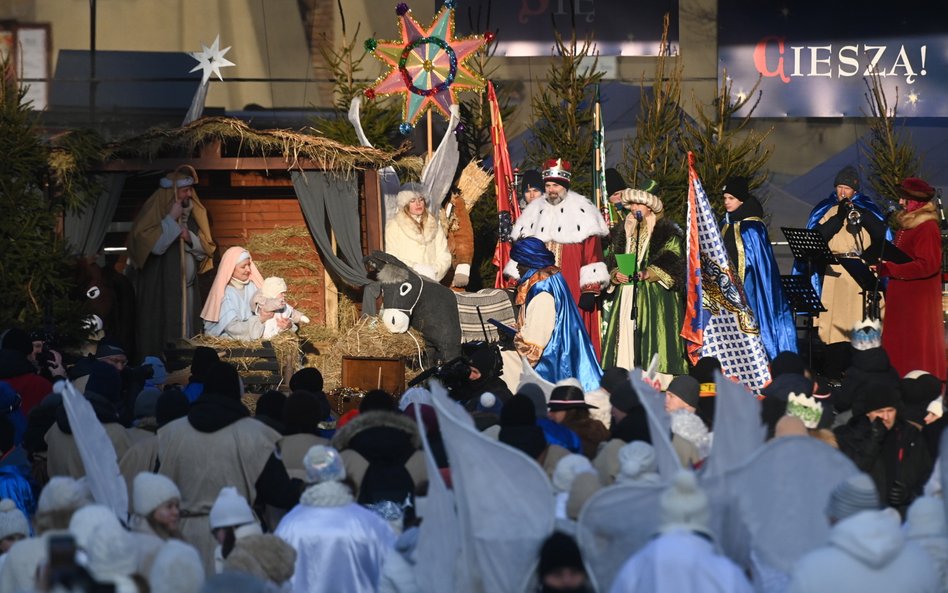 Przed ustawioną na Placu Zamkowym sceną główną nastąpił kulminacyjny moment uroczystości – Pokłon Pa