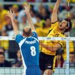 Michał Winiarski w ataku. Blokuje Siemion Połtawski (Dynamo)