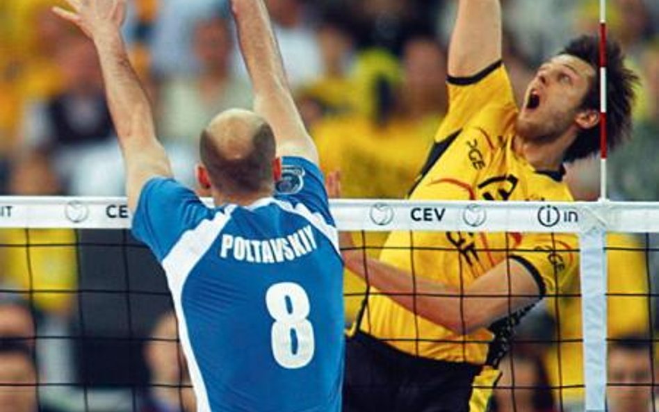 Michał Winiarski w ataku. Blokuje Siemion Połtawski (Dynamo)