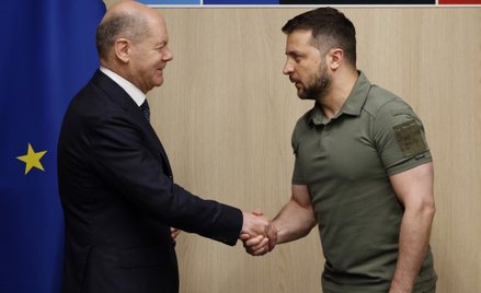Kanclerz Niemiec Olaf Scholz i prezydent Ukrainy Wołodymyr Zełenski na szczycie NATO w Wilnie