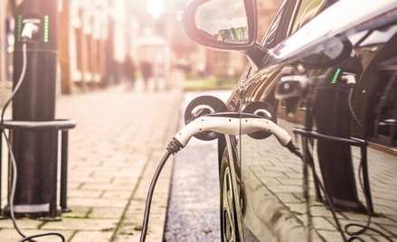 Popyt na auta elektryczne rośnie, ale nie nadąża za nim rozbudowa infrastruktury ładowania