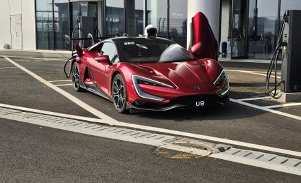 W drogowej wersji Yangwang U9 moc silnika wynosi 1300 KM