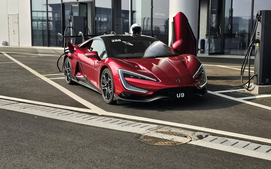 W drogowej wersji Yangwang U9 moc silnika wynosi 1300 KM