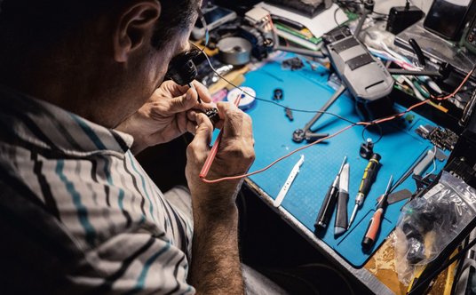 Mały i tani dron po niewielkich przeróbkach może przenosić granaty czy materiały wybuchowe i służyć 