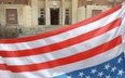 Odwrócona flaga Stanów Zjednoczonych przy dawnej ambasadzie USA w Teheranie.