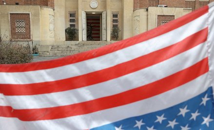 Odwrócona flaga Stanów Zjednoczonych przy dawnej ambasadzie USA w Teheranie.