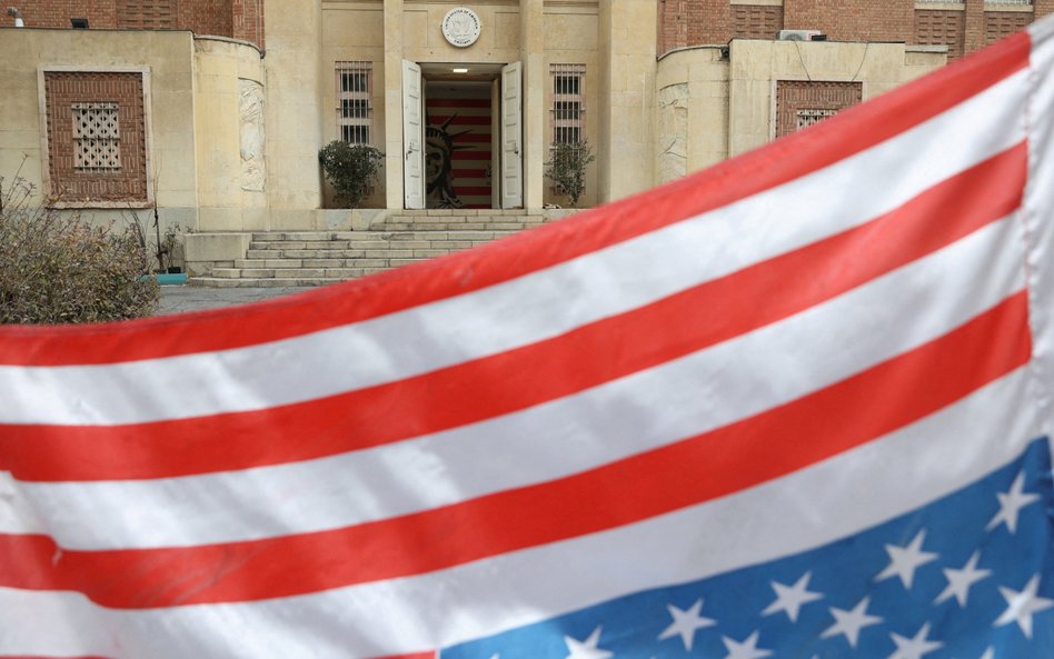 Odwrócona flaga Stanów Zjednoczonych przy dawnej ambasadzie USA w Teheranie.