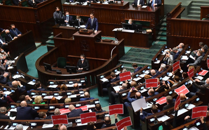 Posłowie opozycji podczas wystąpienia premiera Mateusza Morawieckiego