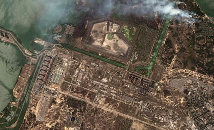 Zdjęcie satelitarne przedstawiające Zaporoską Elektrownię Jądrową w Enerhodarze