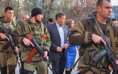 Przywódca samozwańczej Donieckiej Republiki Ludowej Aleksander Zacharczenko w otoczeniu ochroniarzy