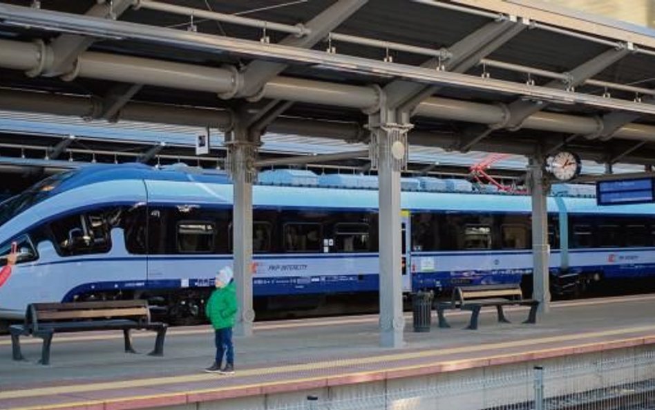 Premiera pociągu Dart produkcji Pesy na dworcu w Bydgoszczy. Mimo problemów z realizacją kontraktu d