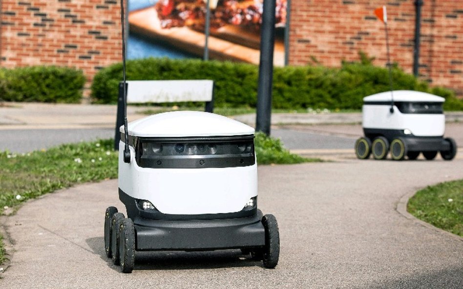 Autonomiczne, sześciokołowe roboty Starship Technologies ważą około 25 kg i są w stanie dostarczyć 1
