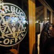 W Bejrucie demonstranci zmusili pracowników kawiarni Starbucks do jej zamknięcia. Na drzwiach przykl